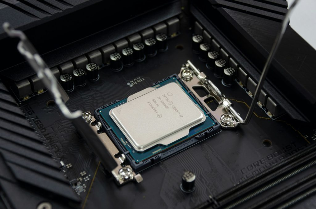 Tra fiammate a Piazza Affari e la rivoluzione Googlebook: la scommessa hardware sull’Intelligenza Artificiale