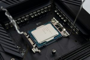 Tra fiammate a Piazza Affari e la rivoluzione Googlebook: la scommessa hardware sull’Intelligenza Artificiale
